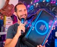 JBL PartyBox On-The-Go 2 tem microfone wireless, al?a de ombro e som de 100 W | An?lise