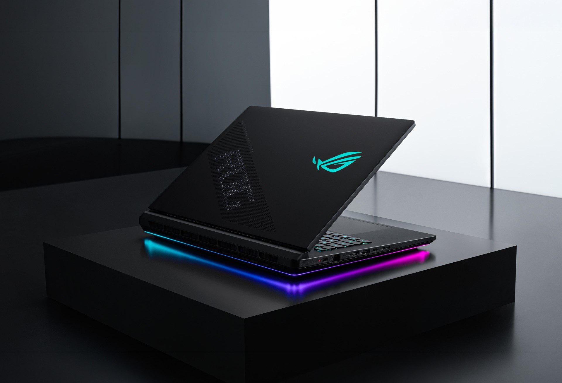 ASUS lança ROG Strix SCAR 18 2026 com novo chip Intel e tela Mini