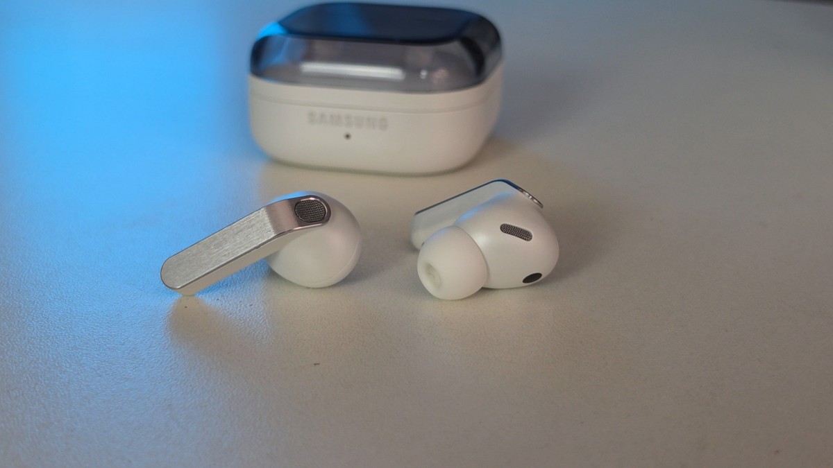 Samsung imita Apple e libera recurso de aparelho auditivo para fones Galaxy Buds 4 Pro
