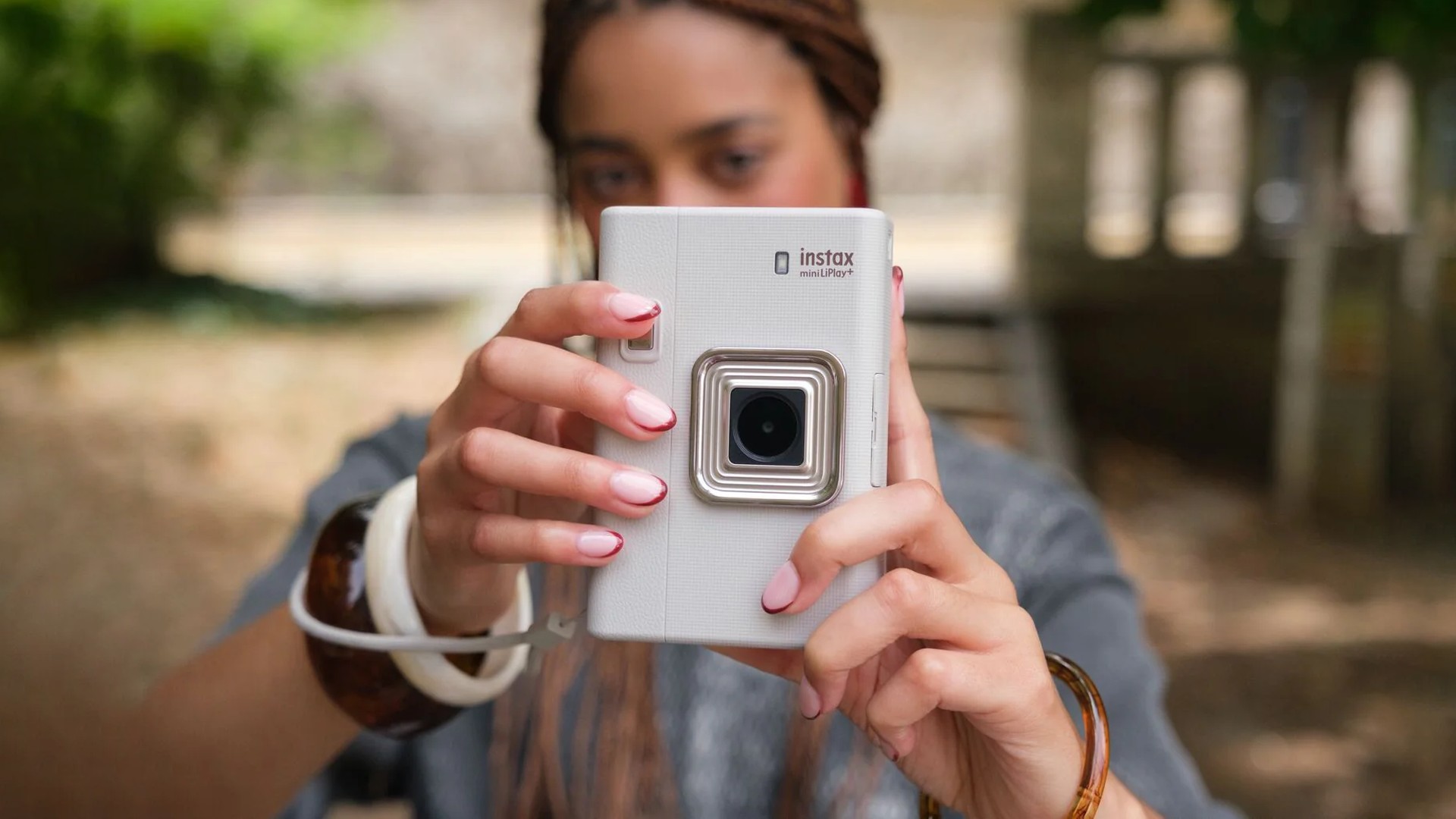 Fujifilm lança Instax mini LiPlay+ no Brasil com câmera de selfies e até impressão de vídeos