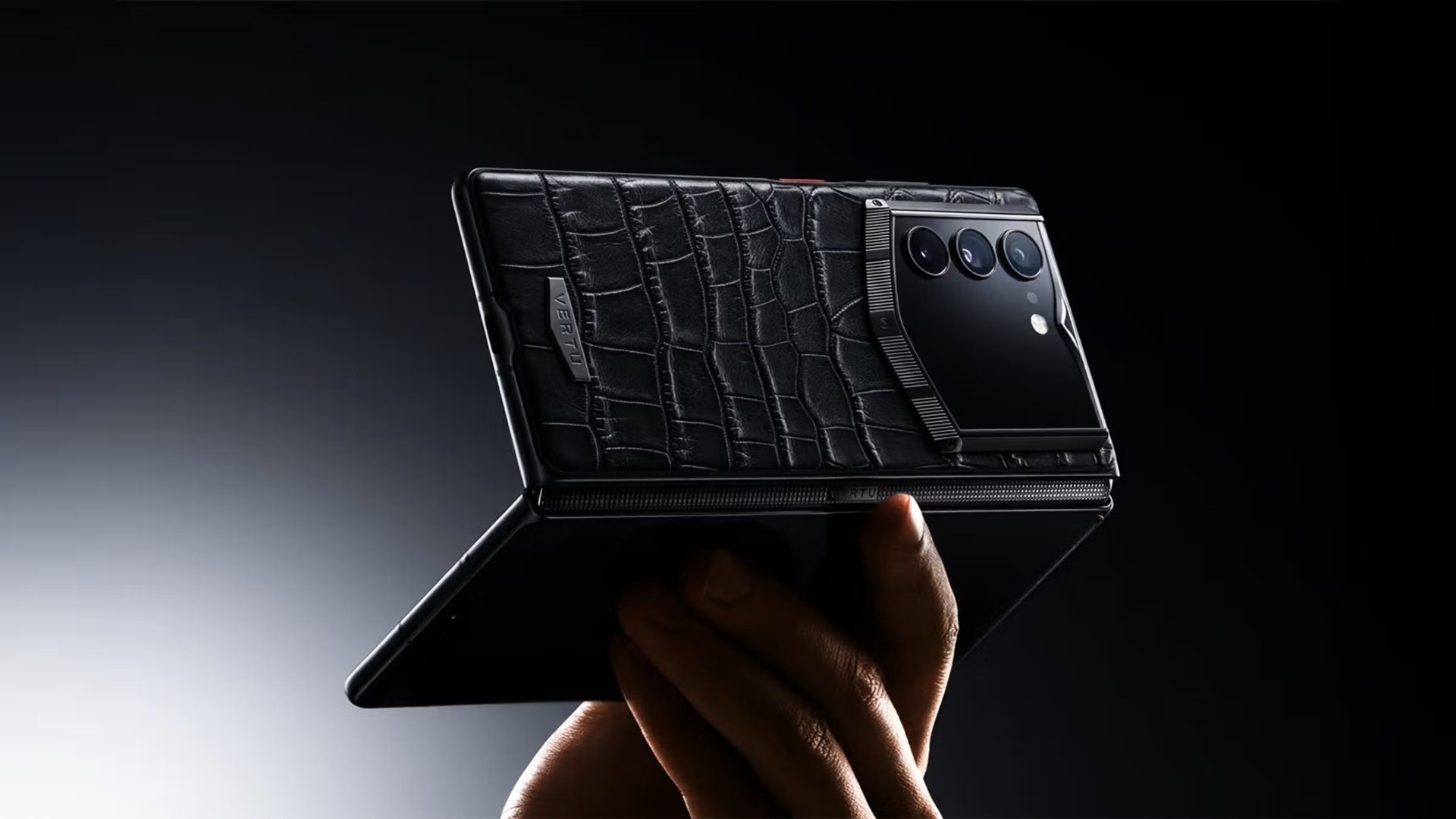 Dobrável de luxo: Vertu AlphaFold é lançado com detalhes em ouro, diamantes e couro; veja o preço