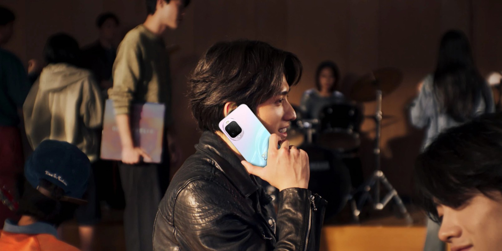 Huawei Nova 16z é lançado com 6.000 mAh, câmera telefoto e preço competitivo
