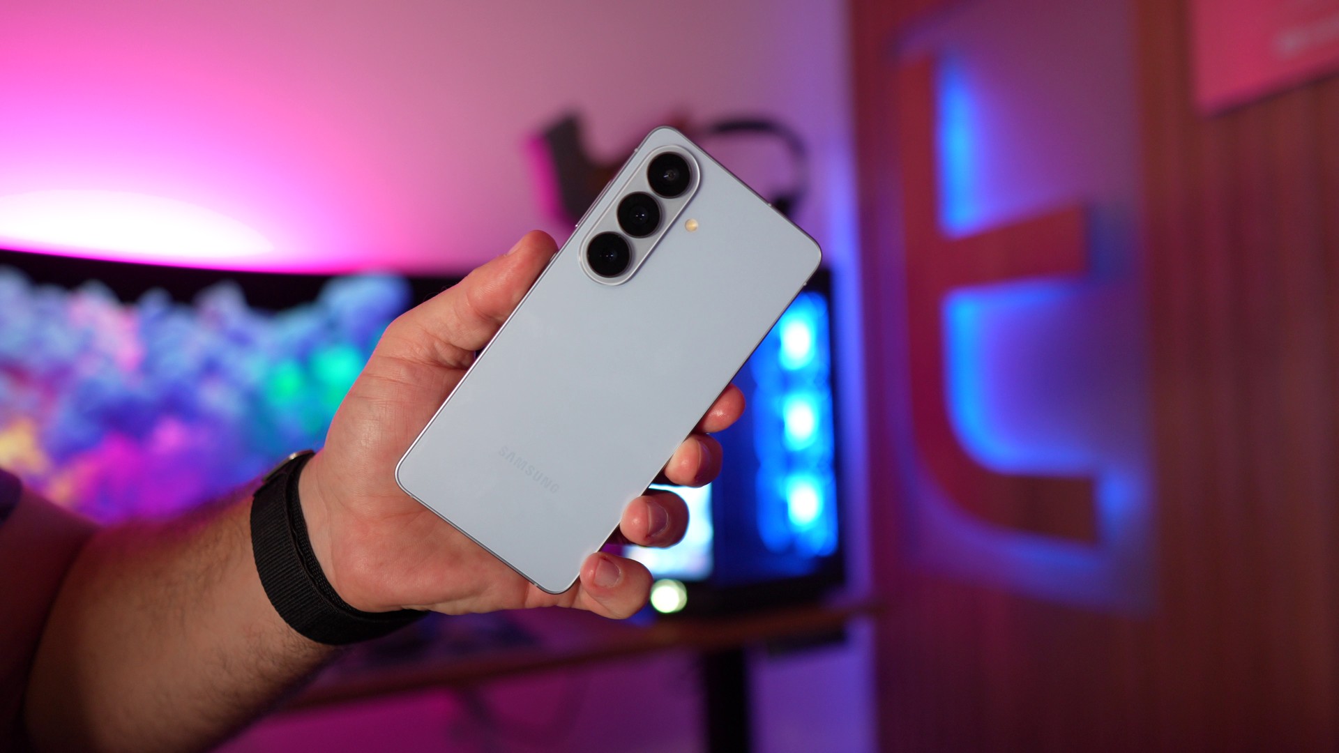 Galaxy S26 despenca de preço: top de linha sai por menos de R$ 3.500 em oferta