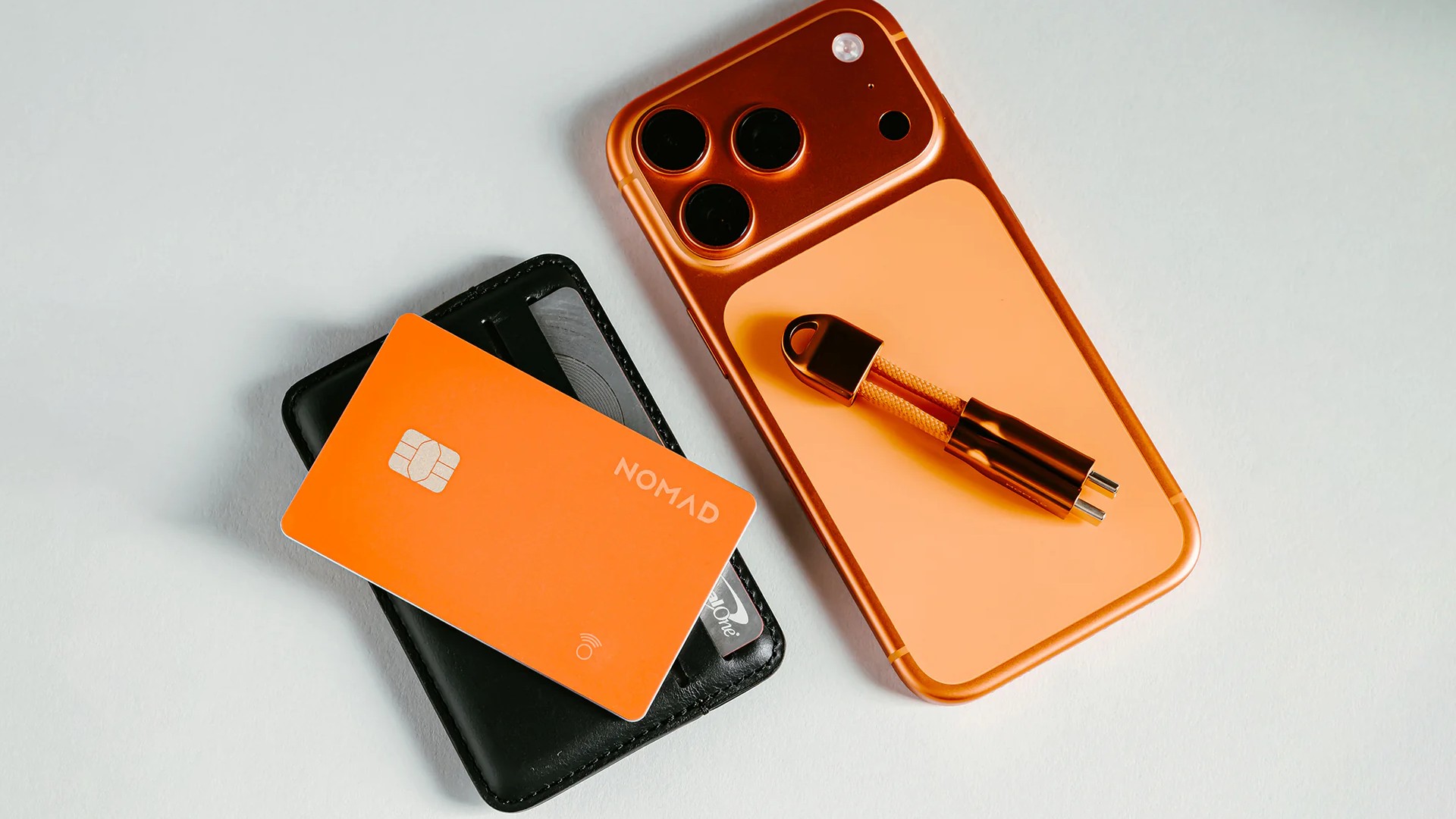 Nomad lança carregador e rastreador Stellar Orange na cor do