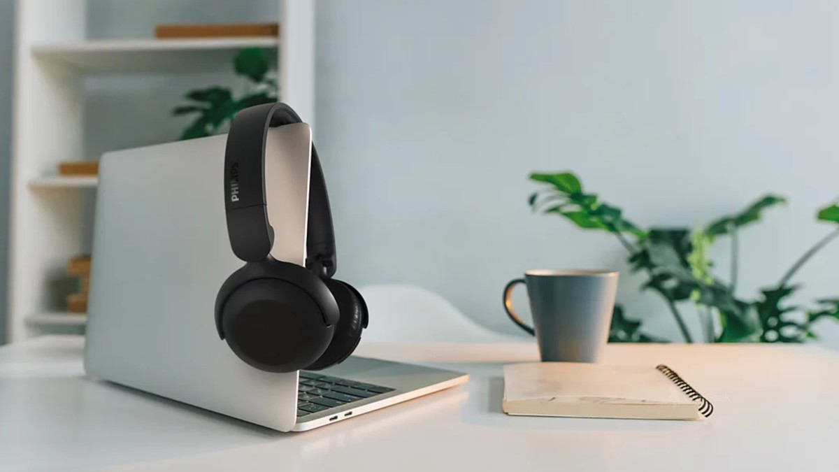 Esqueça os fones caros! Philips TAH2209 aparece em promoção especial na Amazon
