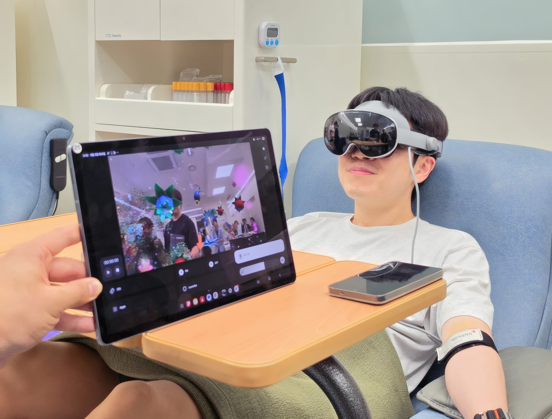 Samsung e Abbott transformam coleta de sangue com Galaxy XR em campanha