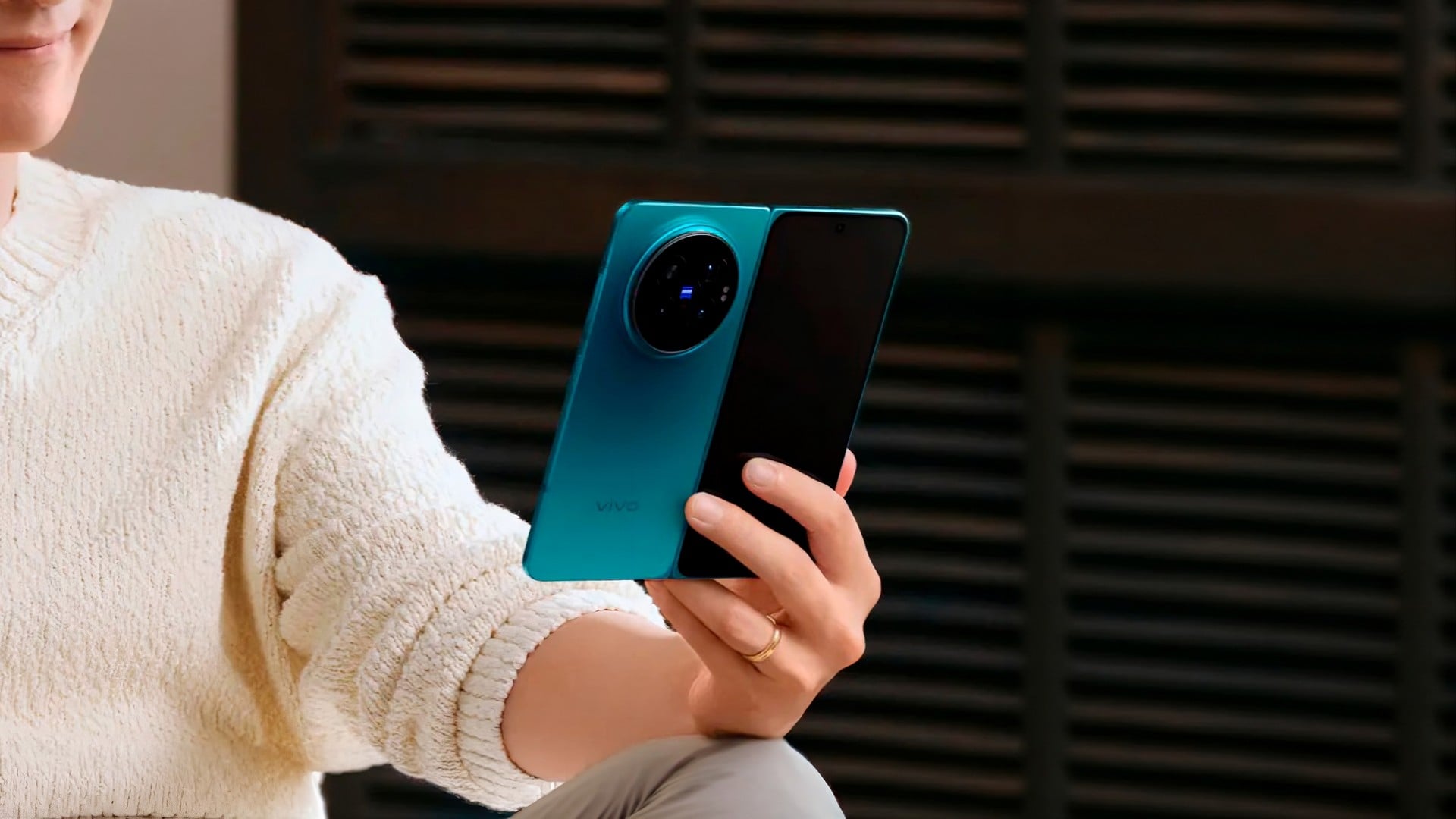 Vivo X Fold 6: rival do Galaxy Z Fold 8 terá câmera de 200 MP