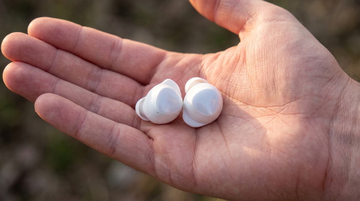 Fone sem fio Samsung Galaxy Buds Core com ANC e 35 horas de bateria cai para R$ 191