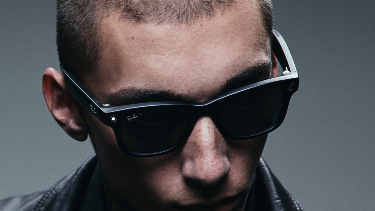 Óculos de pervertidos: presidente da Ray-Ban ri de anúncio modificado nas ruas de Londres