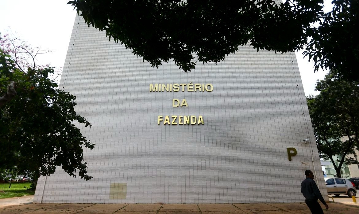 Governo avalia retorno da taxa das blusinhas após recorde de importações