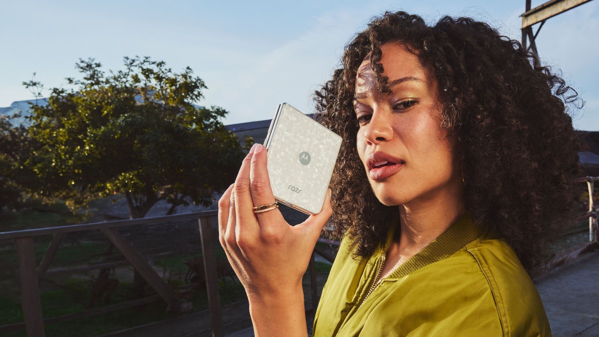Motorola Razr 70 Swarovski Edition vaza em imagens com visual luxuoso e nova cor