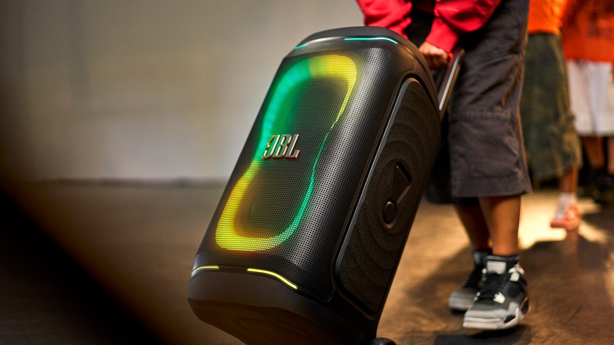 JBL PartyBox 330 chega ao Brasil com som otimizado por IA e 18h de bateria; veja preço