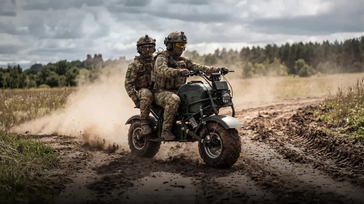Ucrânia aprova moto elétrica militar que atravessa campos minados