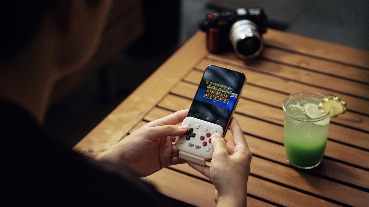 8BitDo lança controle FlipPad para transformar smartphones em Game Boys modernos