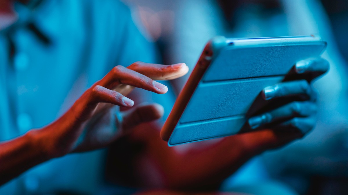 Seu celular já usa IA para escrever por você: como identificar conteúdos gerados artificialmente