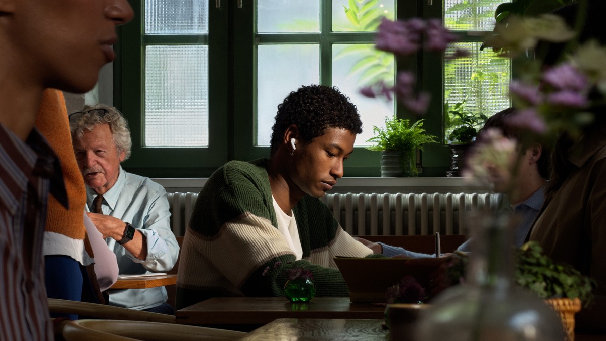 Apple anuncia AirPods 5 com Siri AI, tradução em tempo real e versão única com ANC