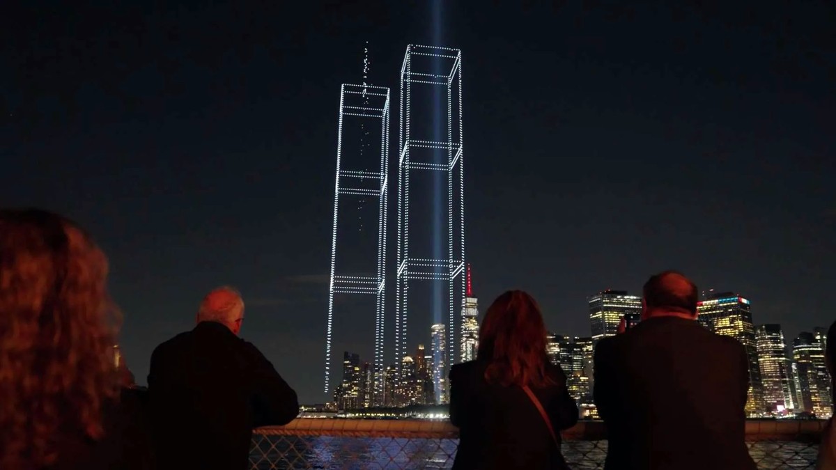 25 anos de 11 de setembro: drones recriam Torres Gêmeas em homenagem às vítimas