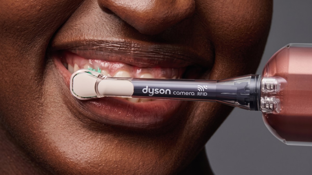 Sorria: fotógrafo usa escova de dentes da Dyson com câmera para fotos na rua