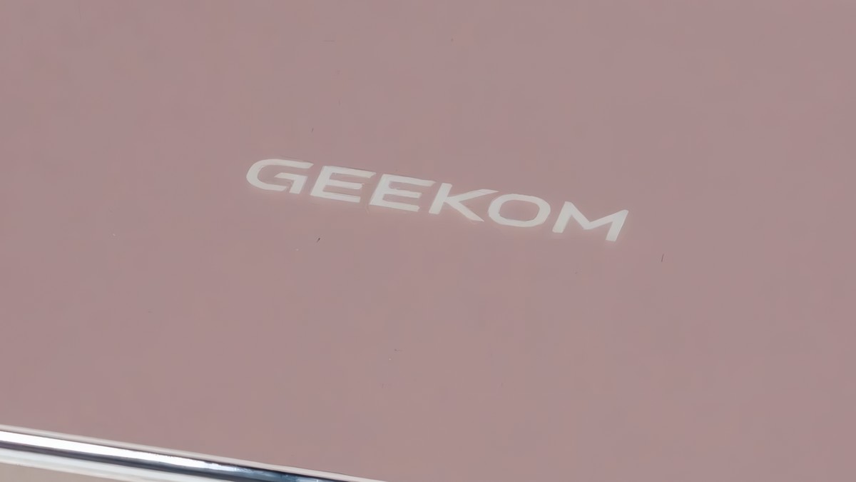 Engenharia da GEEKOM unifica quatro mini PCs para executar tarefas avançadas de IA