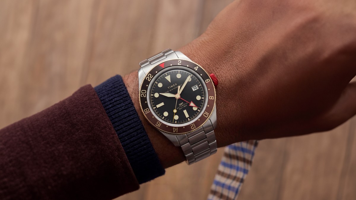 Dois fusos no pulso: Timex aposta em aço inoxidável e maquinário Seiko no novo Waterbury