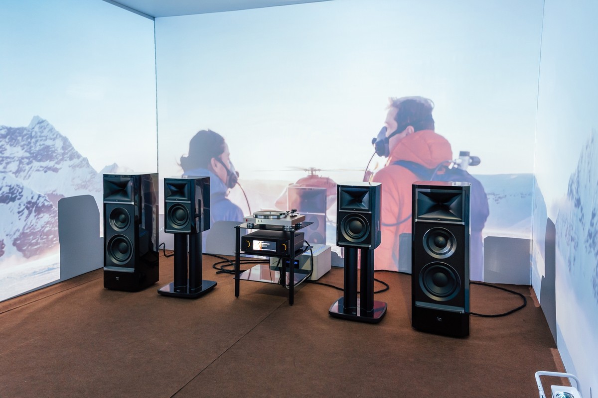 JBL e Revel lançam caixas de som de luxo no Brasil com preços até R$ 219 mil
