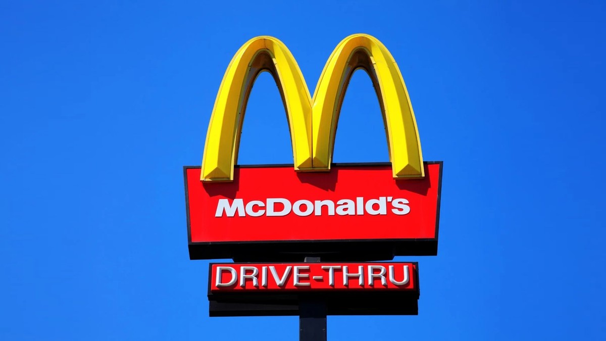 Até no drive-thru! McDonald's vai colocar telas de anúncios em todas as lojas