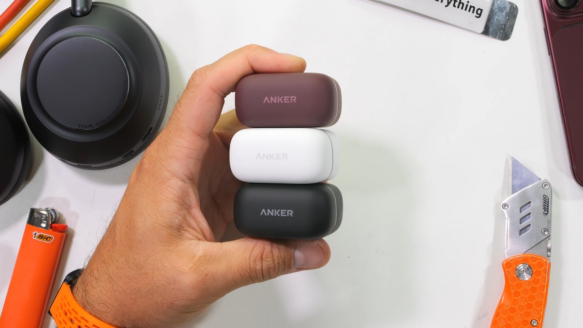 Desmontagem revela chip de IA em miniatura oculto nos novos fones da Anker