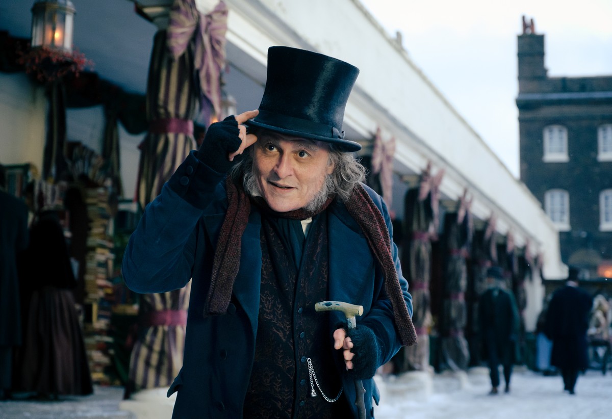 Johnny Depp aparece irreconhecível em trailer de filme baseado em famoso conto de Natal