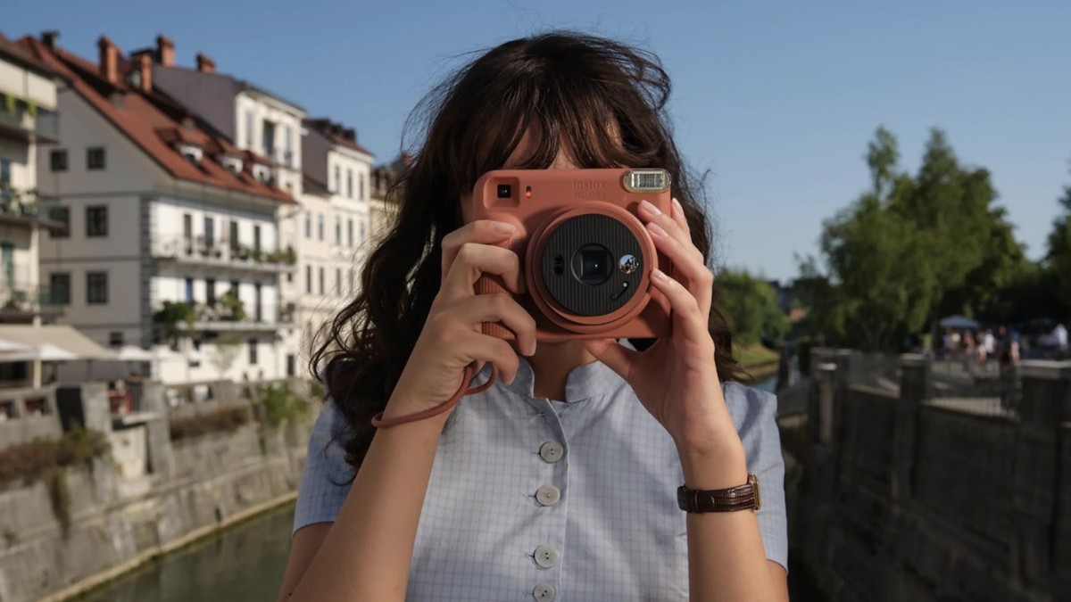 Fujifilm anuncia nova câmera Instax SQUARE 2 com foco giratório e filtros físicos