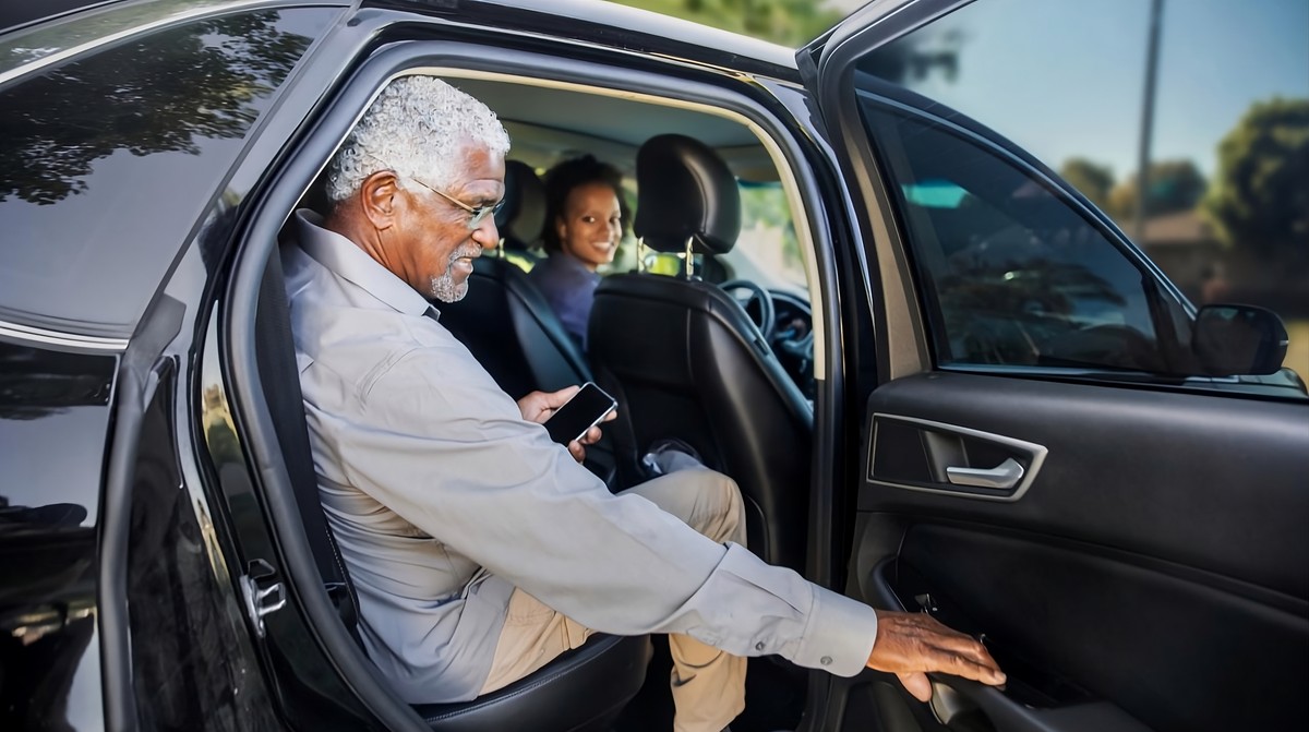 Mais acessibilidade! Uber lança recurso 'Preferências de Partida' para idosos e PcD