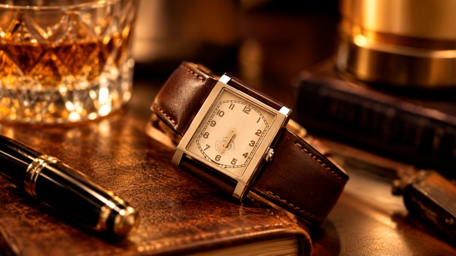 Timex apresenta relógio de luxo retangular com design clássico e pulseiras personalizáveis