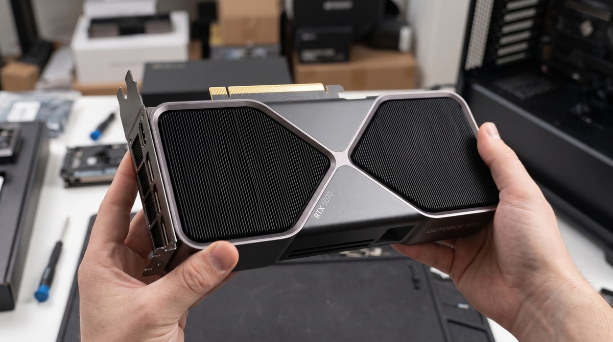 Usuário reduz consumo da RTX 5070 Ti pela metade mantendo alto desempenho em teste
