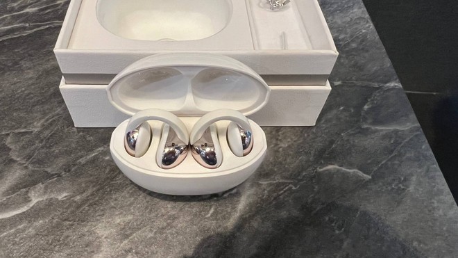 TCL lança fone de ouvido CrystalClip com design aberto no Brasil