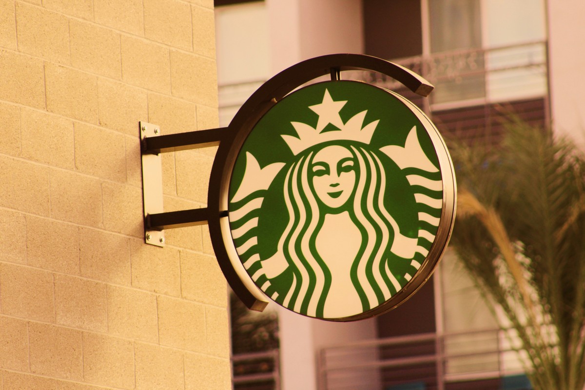 Starbucks testa modelo de IA para personalizar menu digital do drive-thru