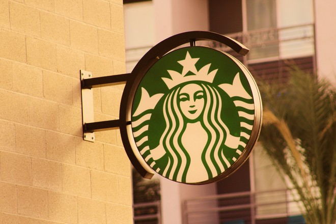 Starbucks testa IA para personalizar pedidos no drive-thru
